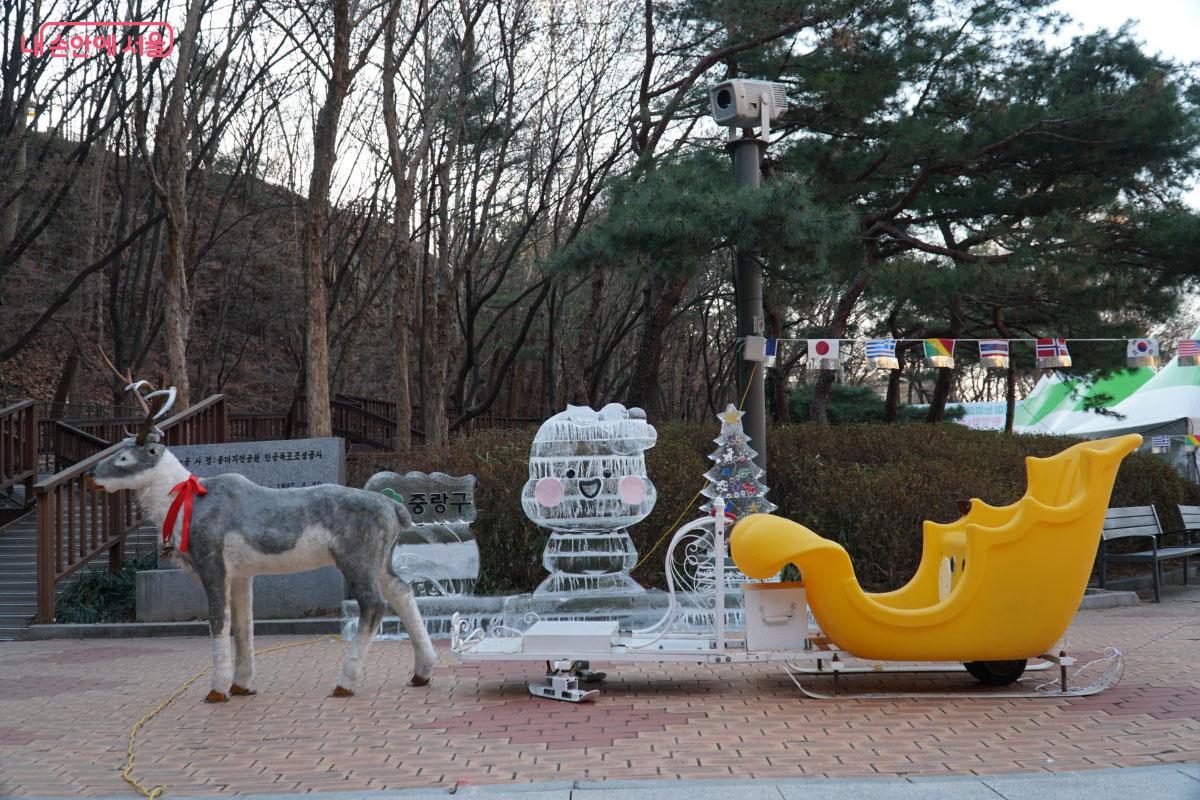 썰매에 올라가 사진도 찍어 보자. &copy;홍혜수 