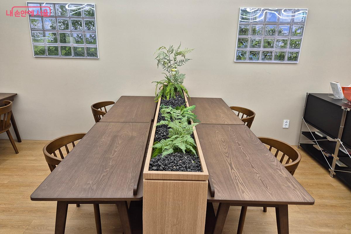 무료 무선인터넷, 전원 콘센트 등을 갖춰 문서 작성과 인터넷 검색도 손쉽게 해결한다. &copy;이혜숙