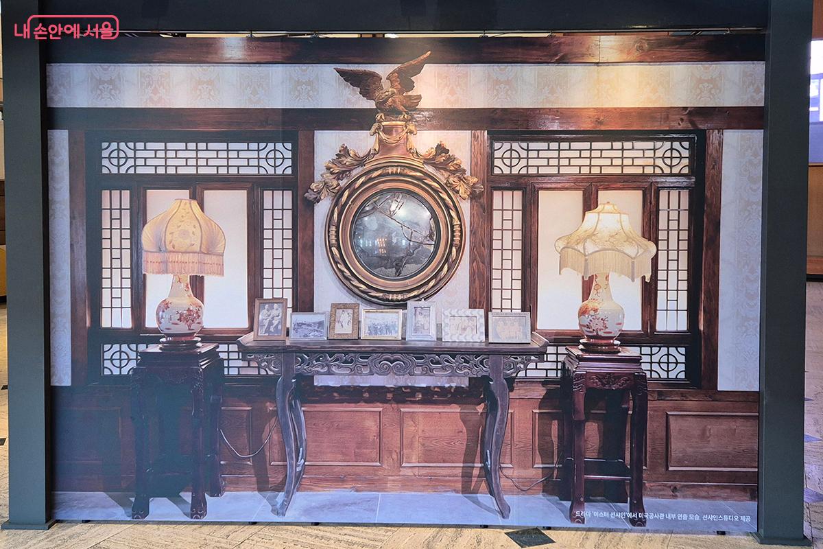 전시장 한쪽에 마련되어 큰 인기를 끈 드라마 &lsquo;미스터 션샤인&rsquo; 공사관을 재현한 포토존