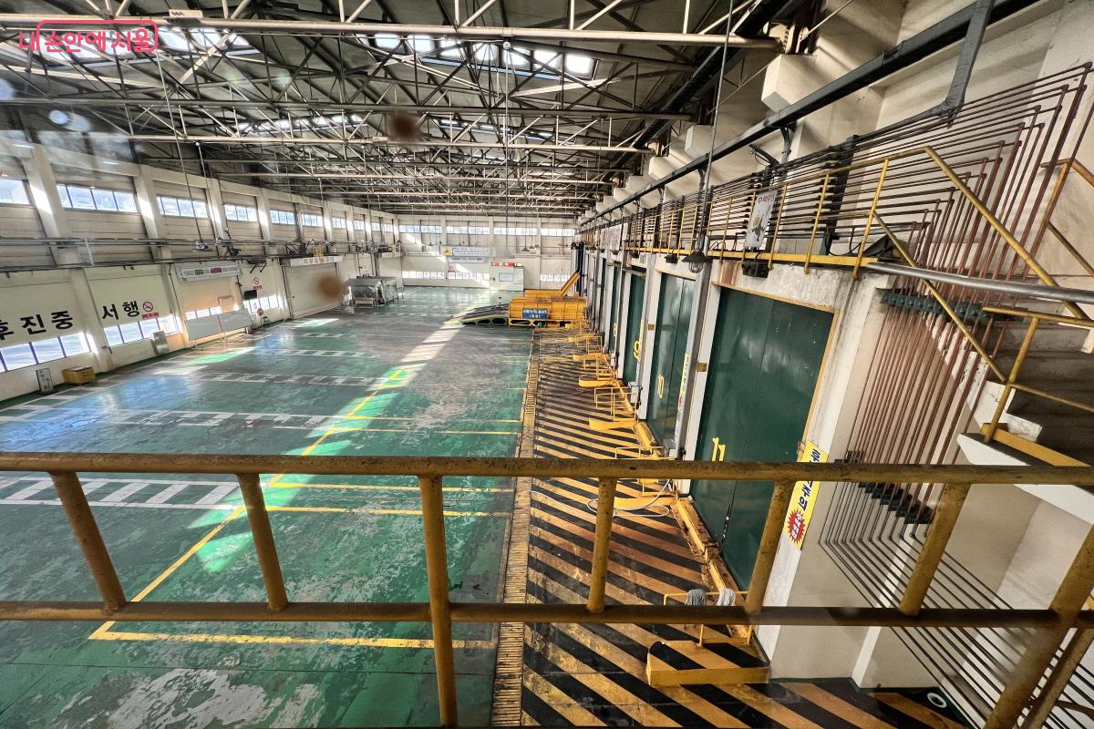 반입 쓰레기가 이동한 이후의 폐기물 반입장 모습 &copy;박지영