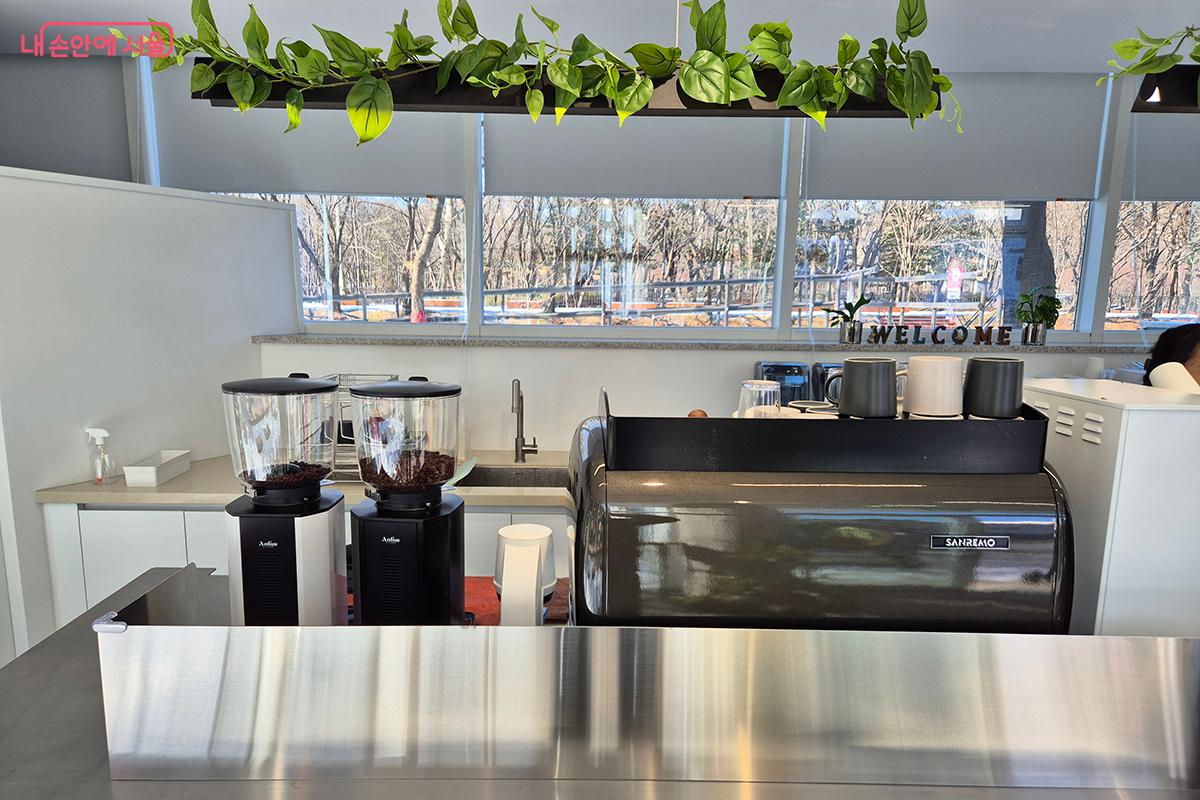 이곳에서는 서초여성일자리주식회사에 소속된 경력보유여성 바리스타들이 활동하고 있다. &copy;이혜숙