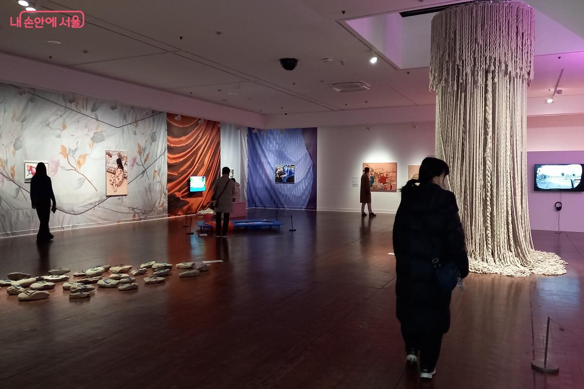 아랍에미리트 현대미술전 <근접한 세계> 전시장 내부 &copy;박유진