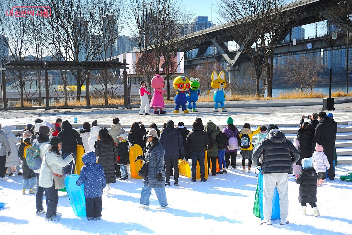 눈썰매장에서는 정해진 시간에 진행되는 캐릭터들의 퍼레이드와 공연도 즐길 수 있다. ©조수봉