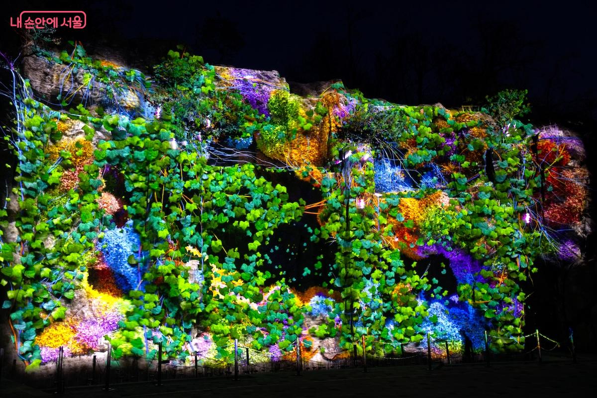 몇 개의 세부 작품으로 구성되어 있으며 각 작품이 시작되기 전 카운트다운이 표기된다. &copy;임중빈