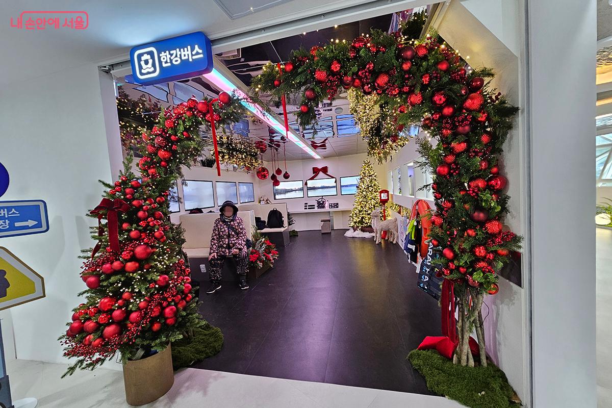 '한강버스 체험' 부스는 마치 한강위를 질주하는 듯한 생동감을 선사한다. &copy;이혜숙