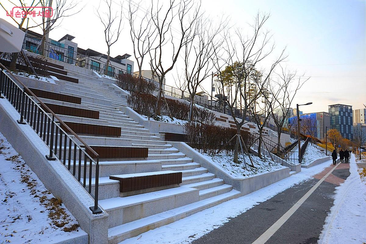 2024년에 조성된 고덕천 수변활력거점의 스탠드형 쉼터 &copy;조수봉