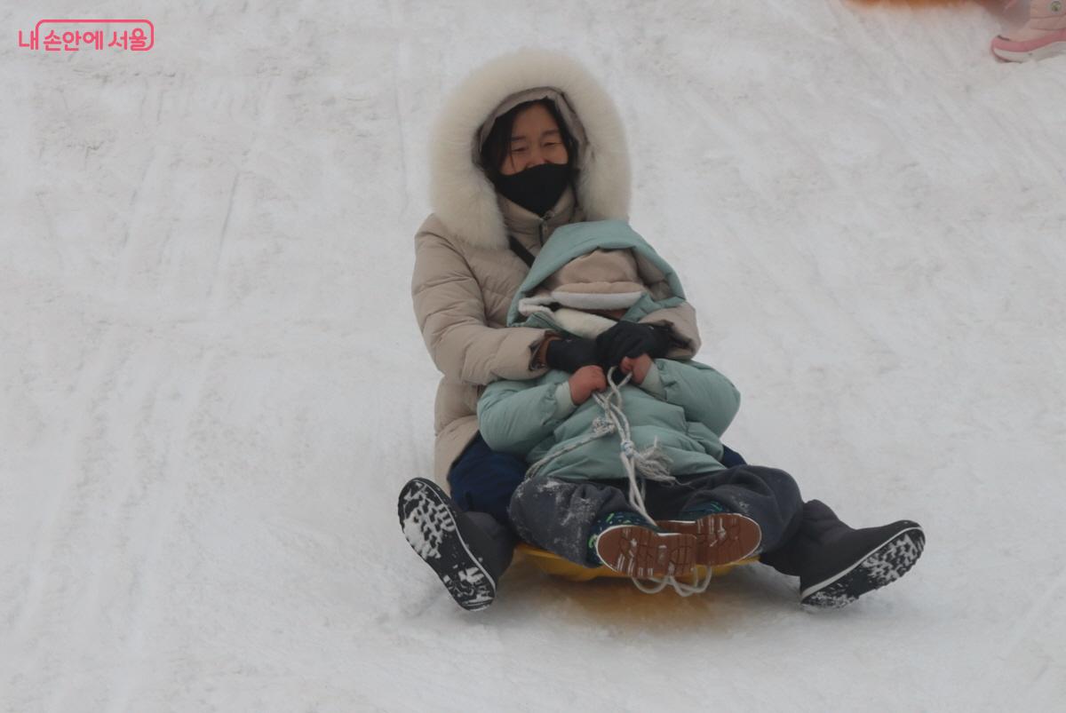 부모님, 혹은 할머니 할아버지와 함께 눈썰매를 즐기는 아이들 &copy;조수연