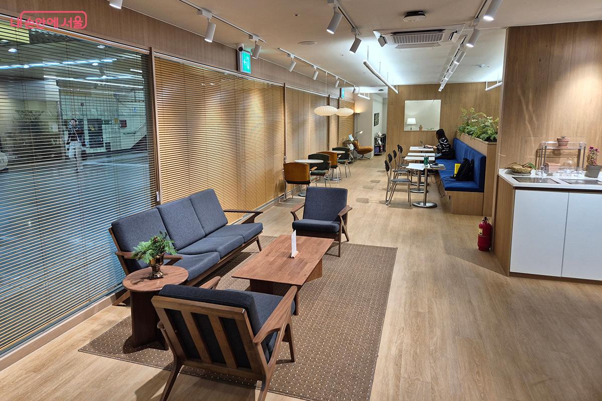 독서 라운지 안으로 들어서는 순간 고요한 숲속 서재에 들어선 듯하다. &copy;이혜숙