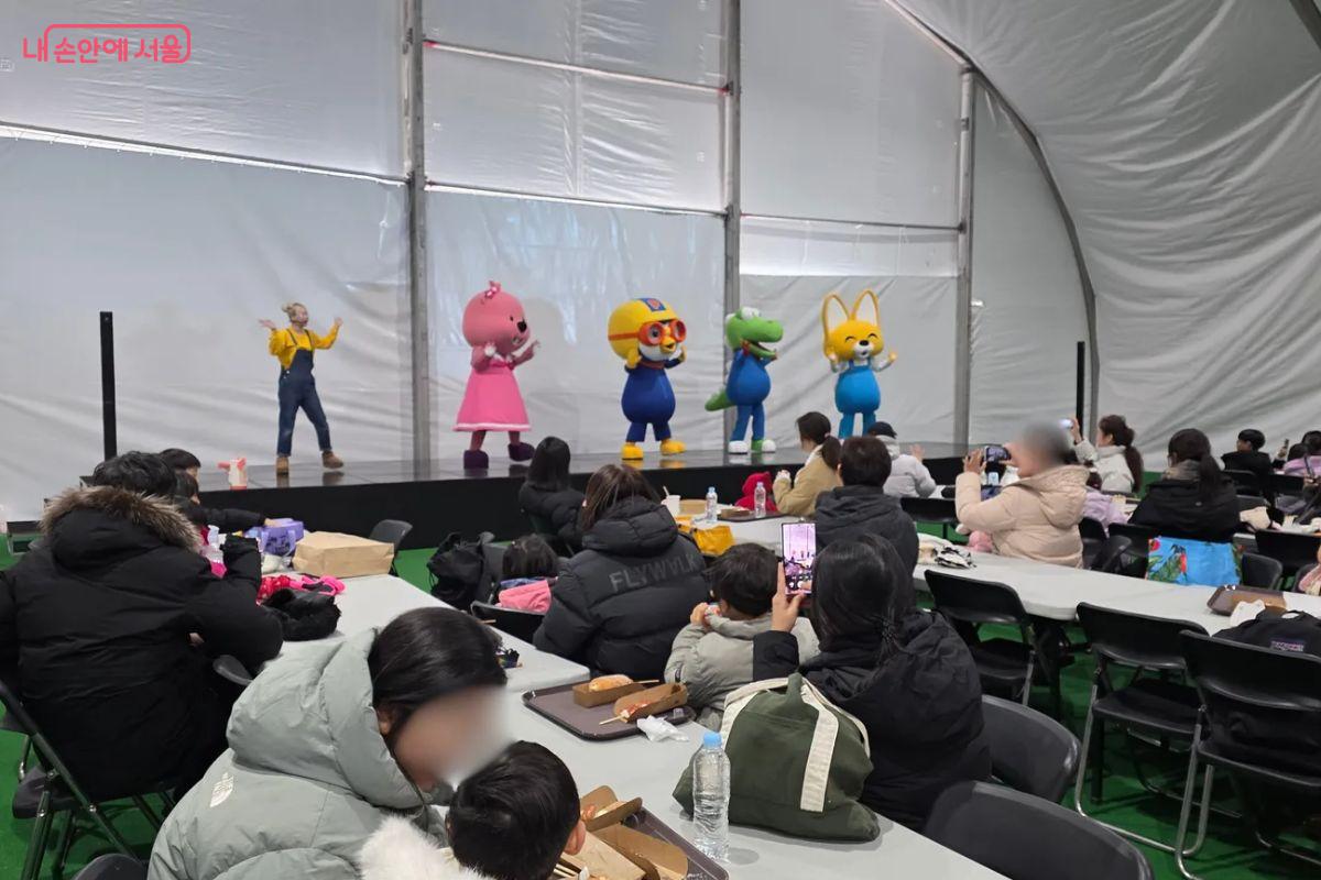 오후 2시 30분이 되자 ‘뽀로로 싱어롱쇼’ 공연이 시작되어 눈썰매장의 재미를 더했다. ©김민지