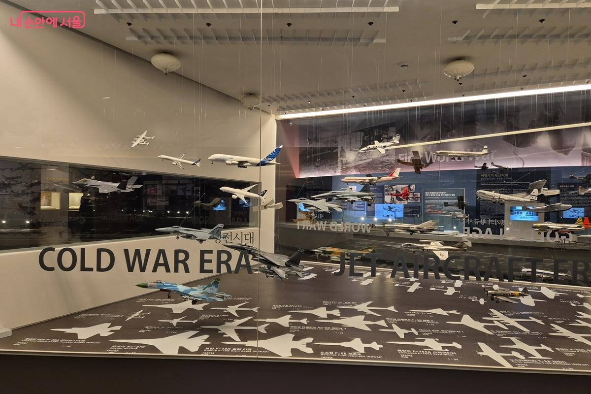 다양한 비행기 모형이 전시되어 있다. &copy;송수연