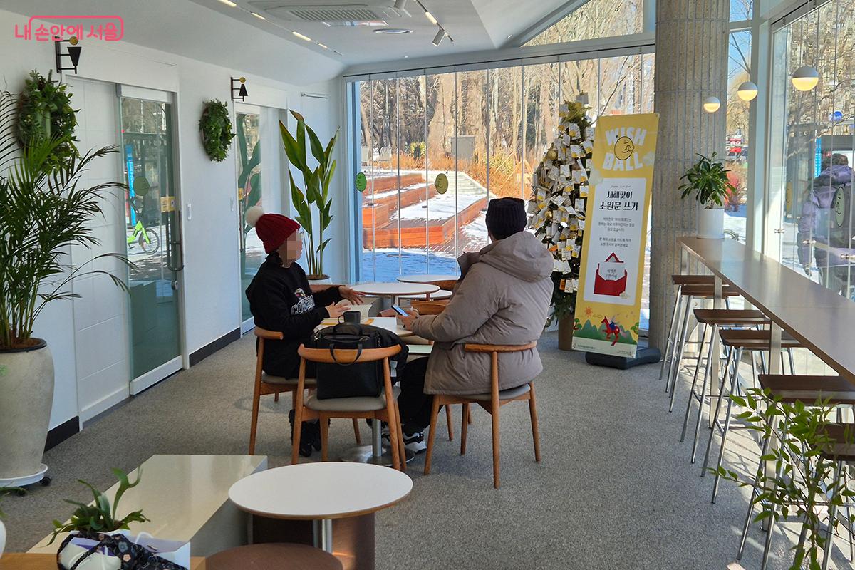 커피는 물론 각종 음료와 간식을 합리적인 가격에 맛볼 수 있어 지역 주민들에게 사회적 가치를 나누는 소중한 거점이 되고 있다. ©이혜숙