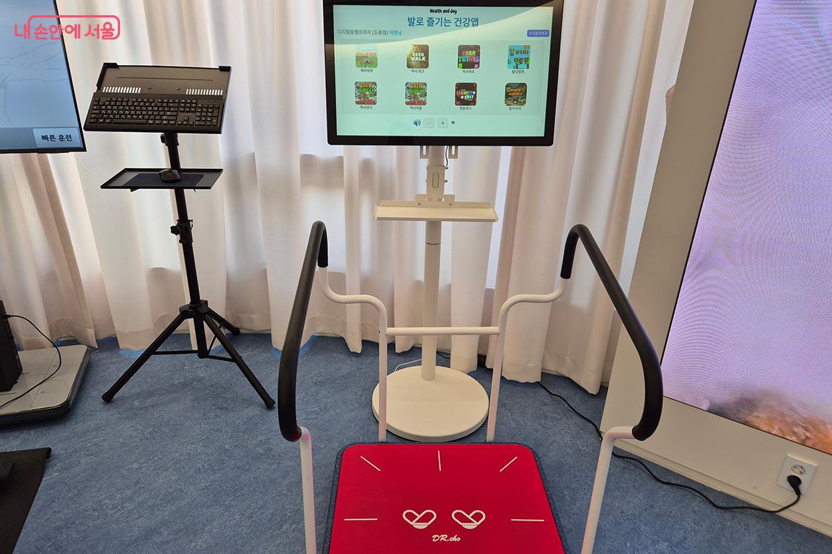 이곳은 사용자가 몸을 움직이며 자연스럽게 디지털 기기에 익숙해질 수 있도록 설계되었다. &copy;백승훈