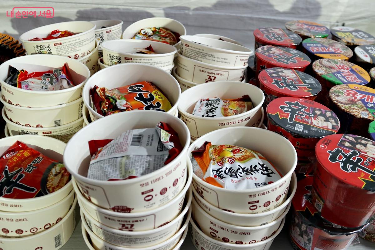다양한 컵라면이 준비되어 있어 맛있게 허기를 달랠 수 있다. &copy;정향선