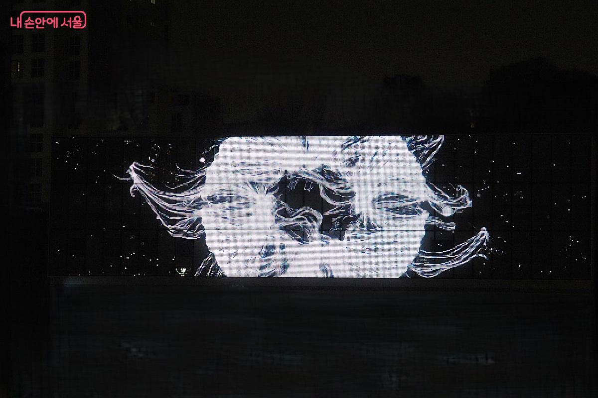 이 작품은 &lsquo;원&rsquo; 모양을 통해 자연의 숨결과 생명의 흐름을 표현한 작품이다. &copy;조수봉