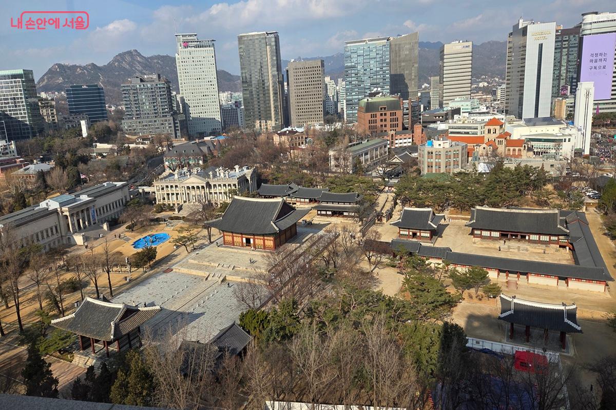 서울시청별관 13층에 있는 '정동전망대'에서 본 덕수궁 정경 &copy;이상돈