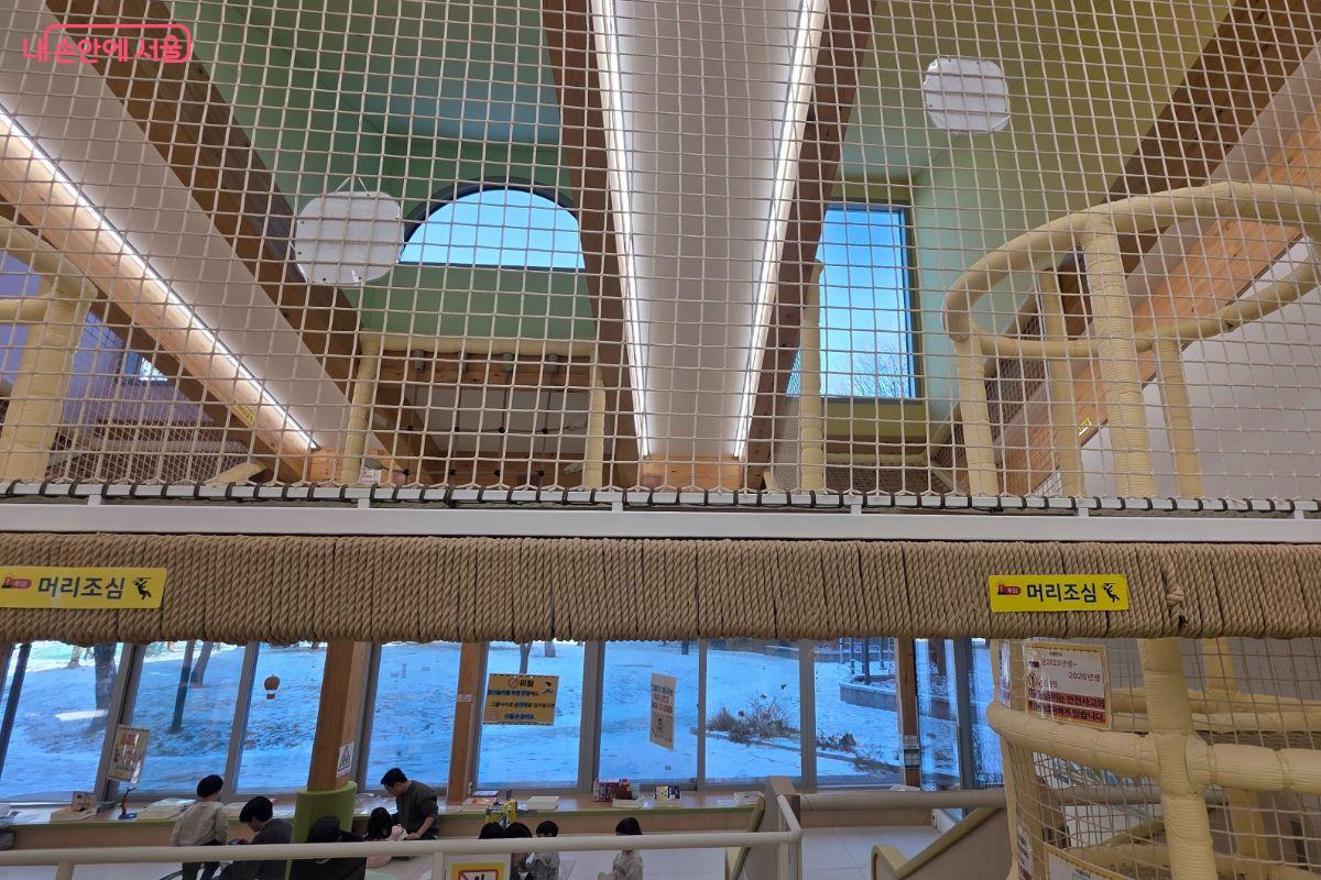 정글짐을 끝까지 올라가면 창문을 통해 바깥 풍경을 바라볼 수 있다.