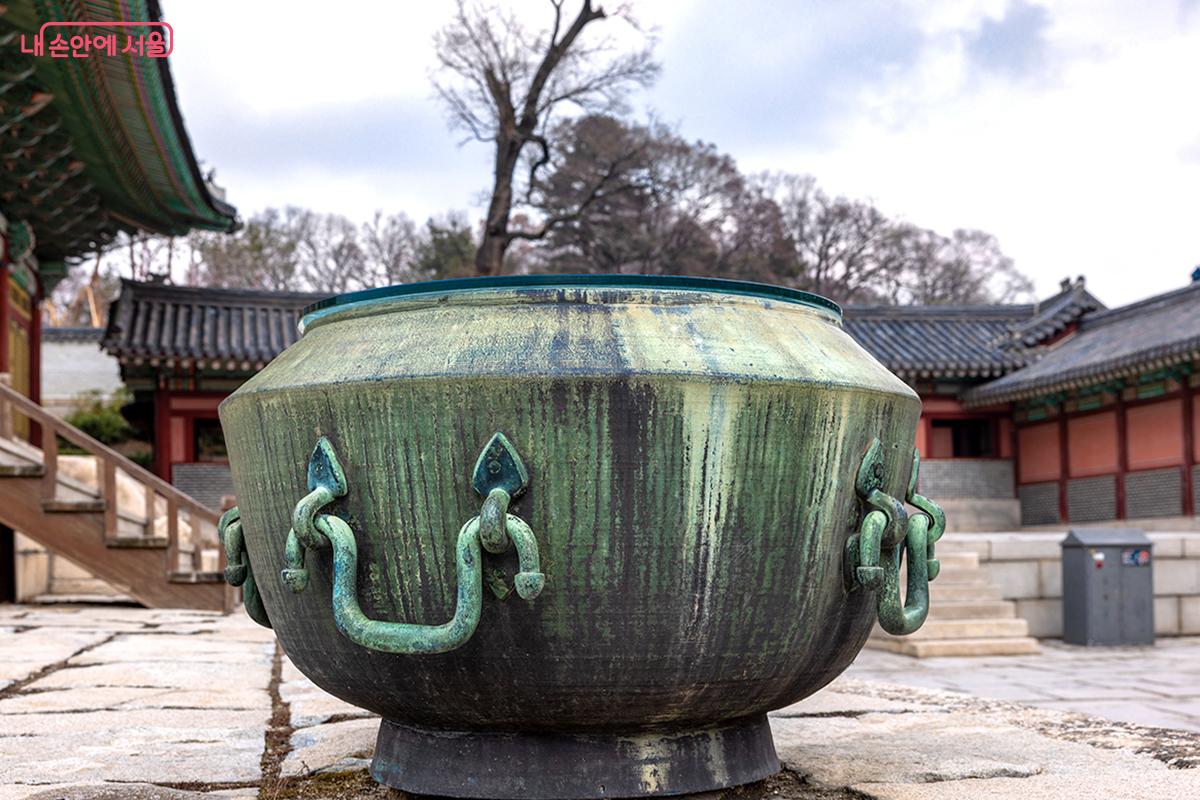 물을 가득 떠 놓으면 마귀가 자기 모습을 보고 도망 간다는 드무. 원래는 불을 끄기 위한 물을 담아두는 용도로 쓰였다. ©장신자