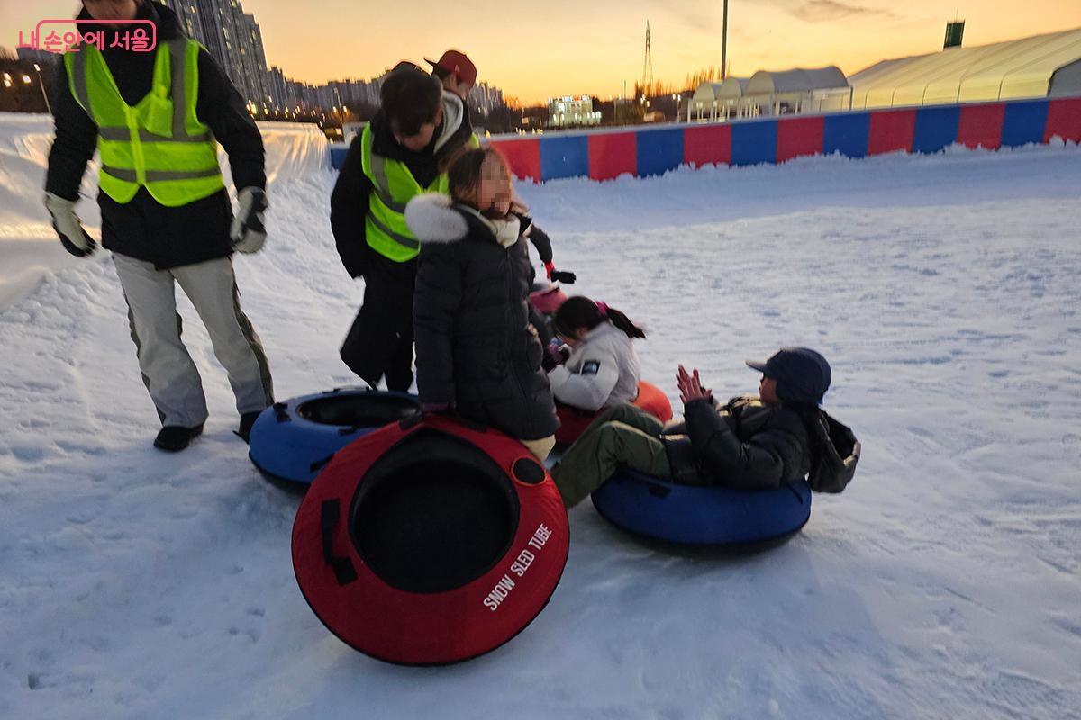 서로 부딪히고 넘어져도 입가에는 즐거운 미소와 웃음소리가 흘러나온다. ©이혜숙