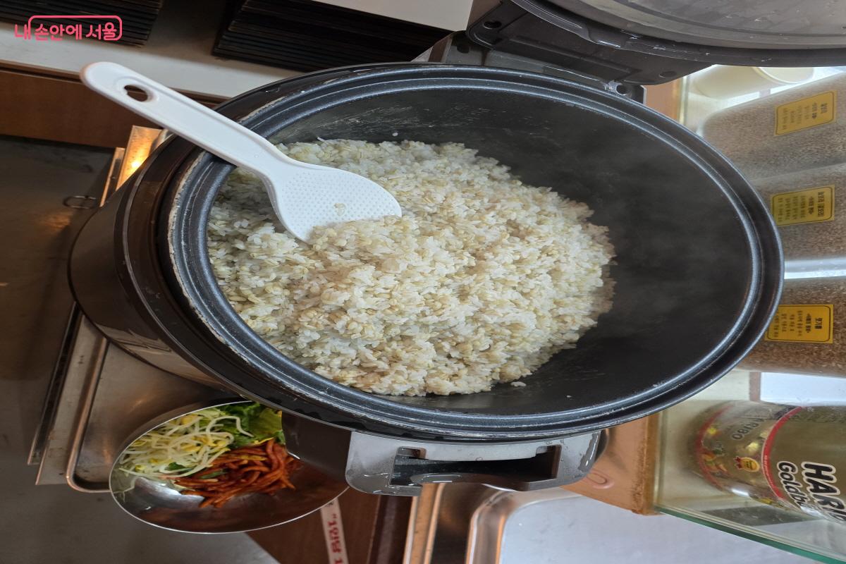 마음껏 먹을 수 있는 보리밥 &copy;조수연