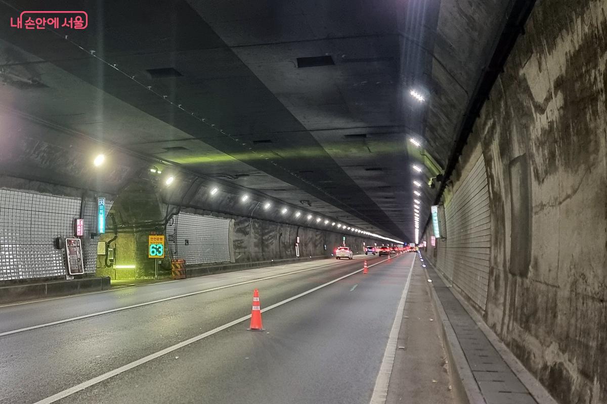 정릉터널 성수 방향은 안전시설이 잘 갖춰져 있다. &copy;서울시
