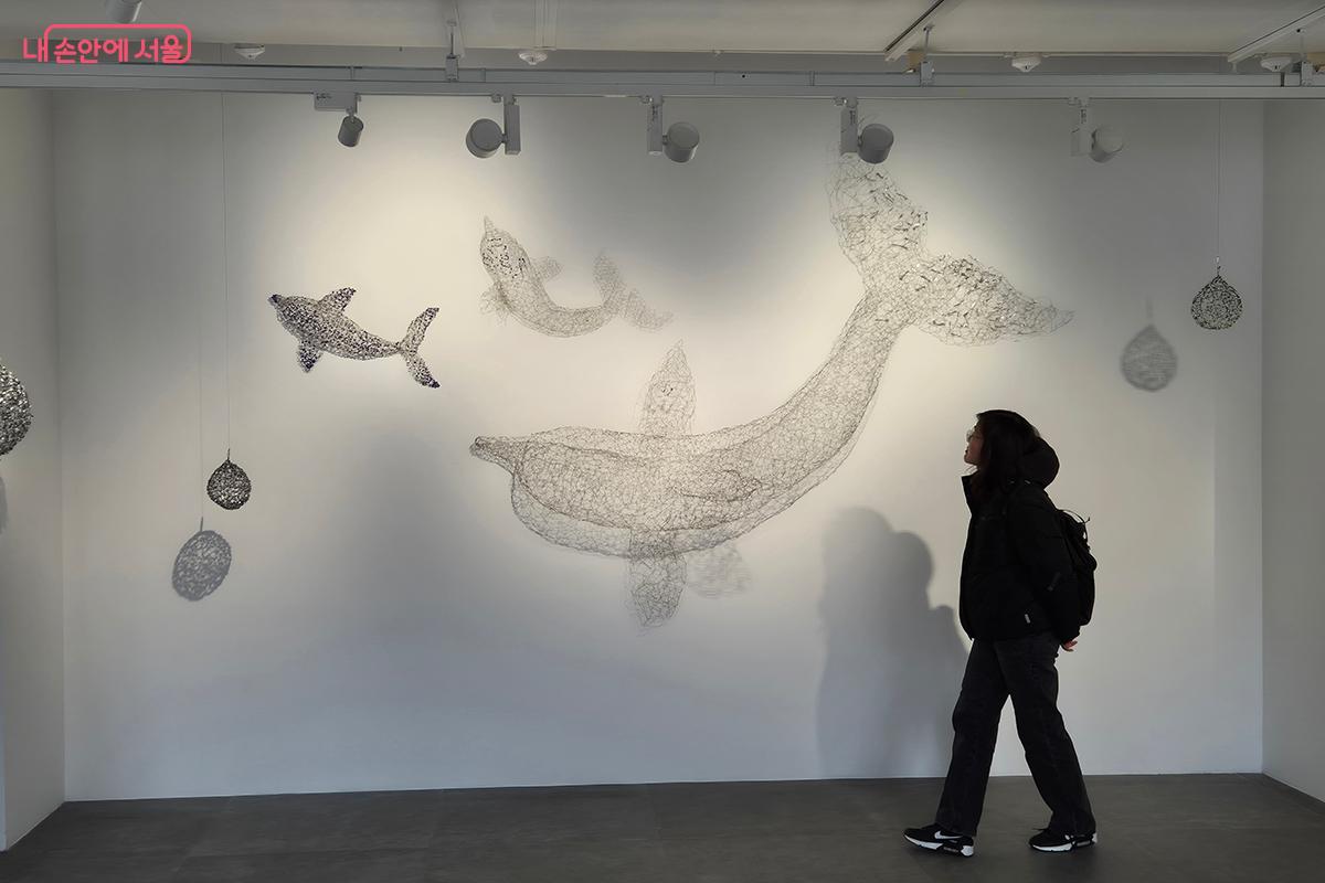 특히 이번 전시는 작가의 평생 역작들을 대중에게 '기증'했다는 점에서 그 울림이 더욱 크다. &copy;이혜숙