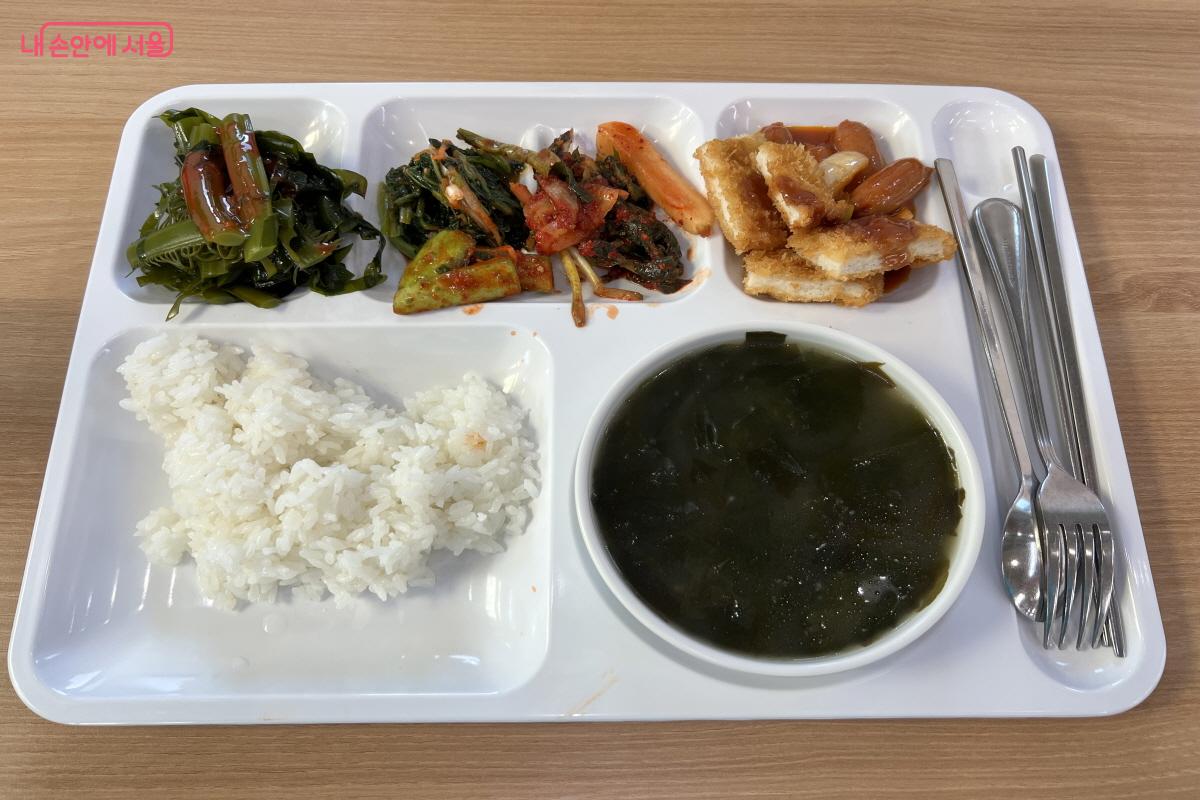 그린 정식. 9,000원을 현장 지불하고 자율 배식하면 된다. &copy;박지영   