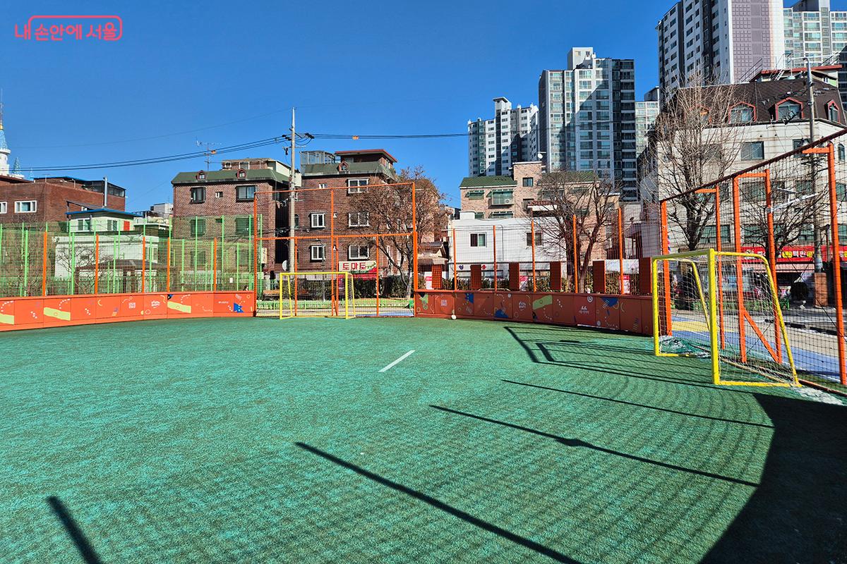 인조잔디와 우레탄을 깔고 풋살장, 농구장, 배드민턴장, 러닝트랙을 조성했다. &copy;정향선