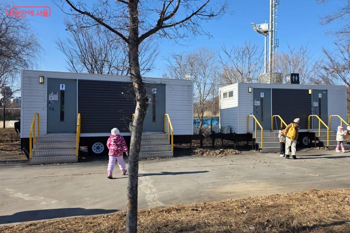 화장실은 매표소 옆에 마련되어 있다. ©김민지