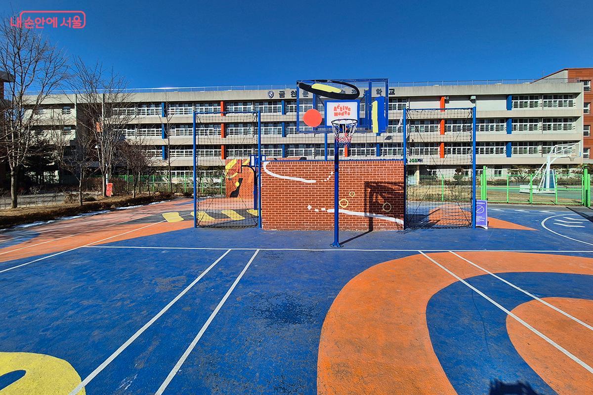 풋살장과 농구장에는 각각 3개의 골대가 설치되어 있다. &copy;정향선