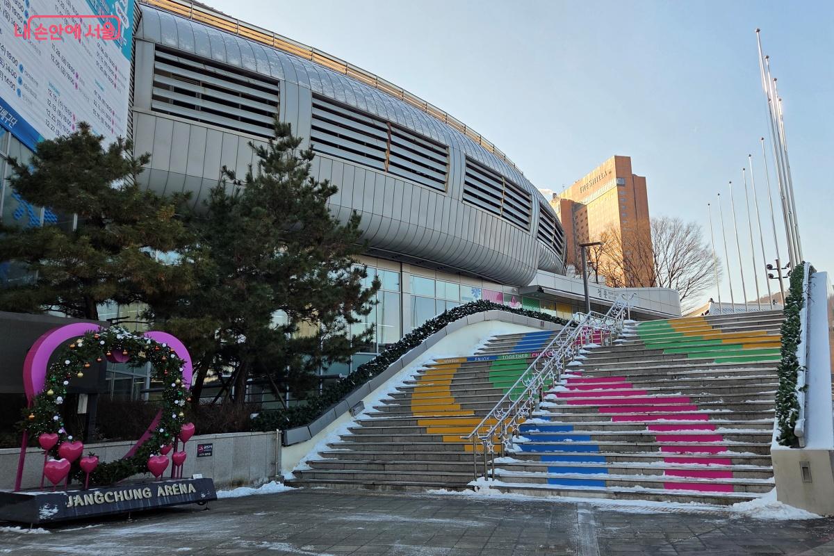 지하철 3호선 동대입구역 5번 출구로 나와 장충체육관을 지나간다. &copy;김미선