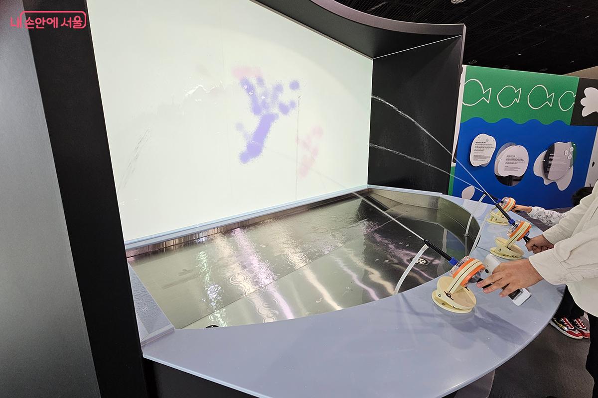 물총을 쏘면 영상 위에 그림이 그려지는 체험 기구가 참가자들의 큰 인기를 끌었다. &copy;백승훈