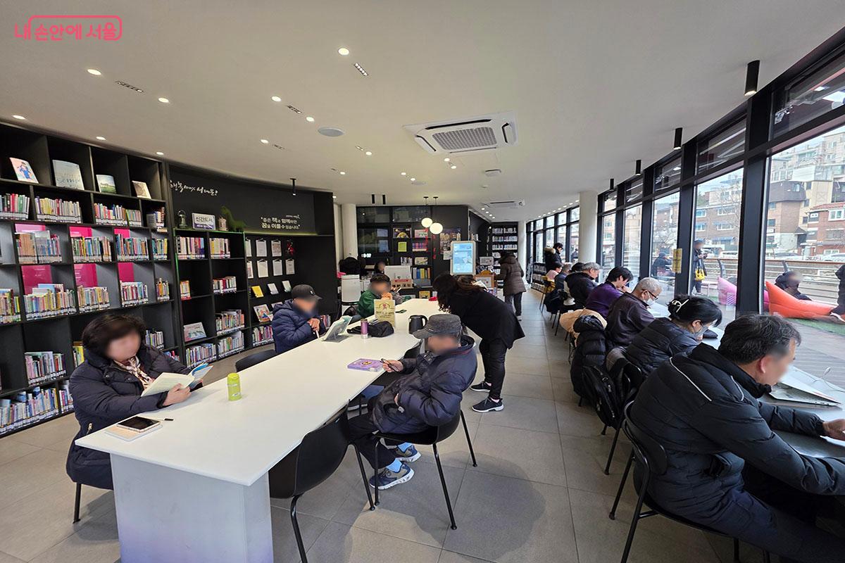 폭포책방 아름인 도서관에서 독서하는 시민들 &copy;이정민