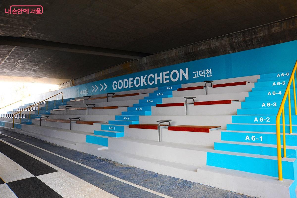 바이크존에도 여러 형태의 쉴 자리를 설치했다. &copy;조수봉