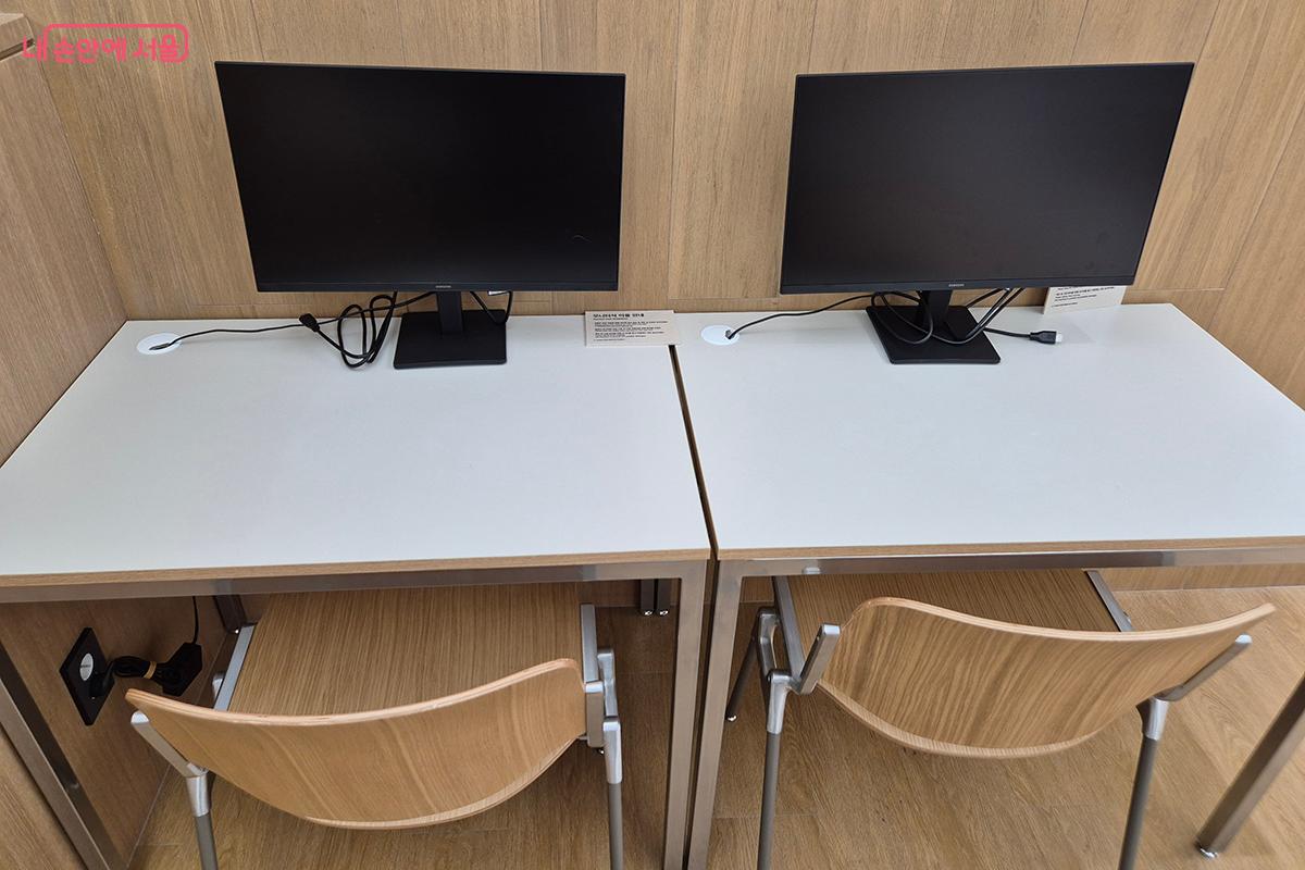 독서 라운지 내에 비치된 데스크톱 컴퓨터를 이용할 수 있다. &copy;이혜숙