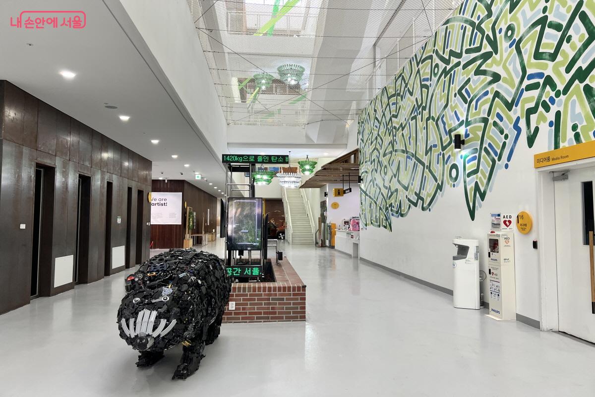 서울생활플라자 1층. 넓은 공간 곳곳에 새활용으로 만든 작품들이 있다. &copy;박지영 