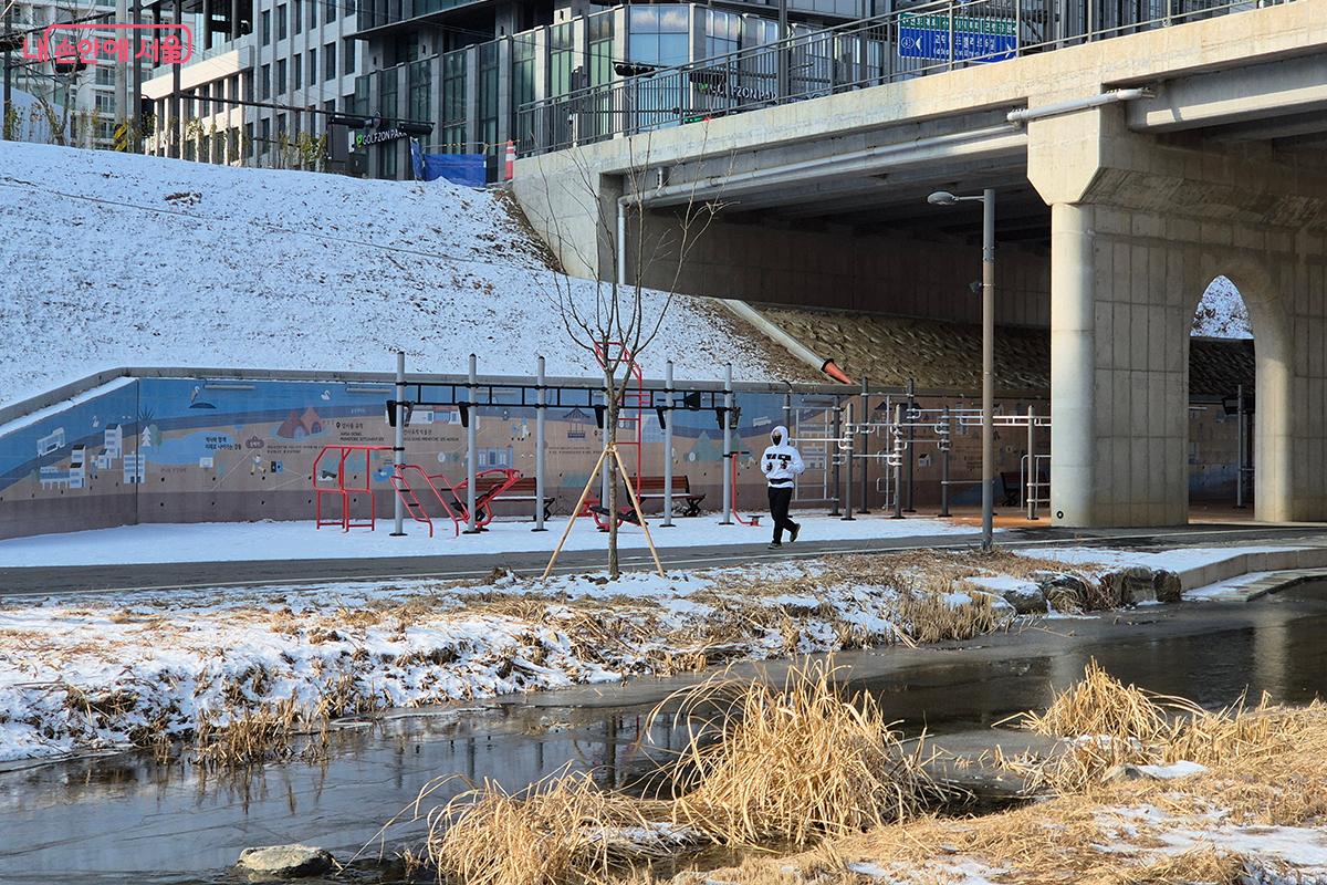 영하의 추운 날씨에도 운동 삼매경에 빠진 시민들 &copy;백승훈