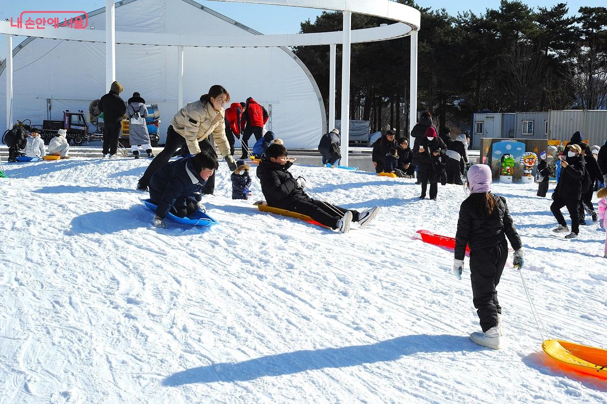눈놀이동산에서 가족들이 즐거운 시간을 보내고 있다. ©조수봉