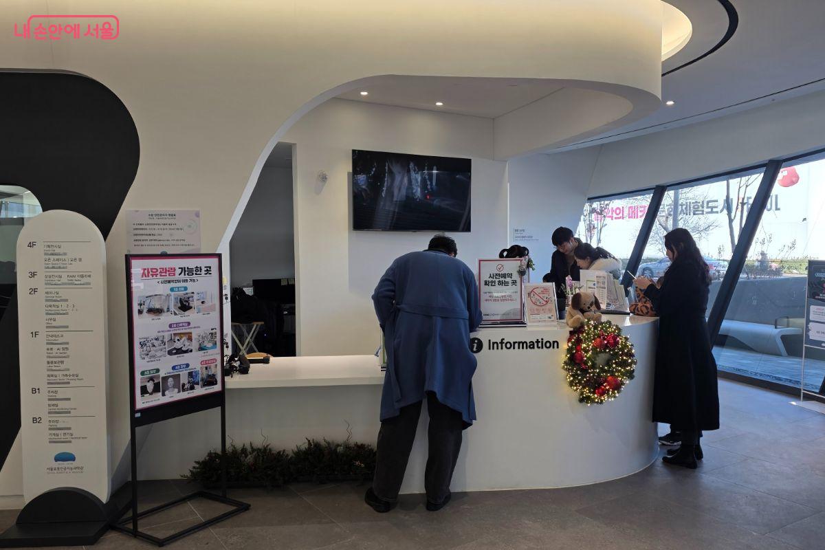 사전 예약자는 안내데스크에서 예약을 확인하고 목걸이로 된 예약증을 받아야 한다.