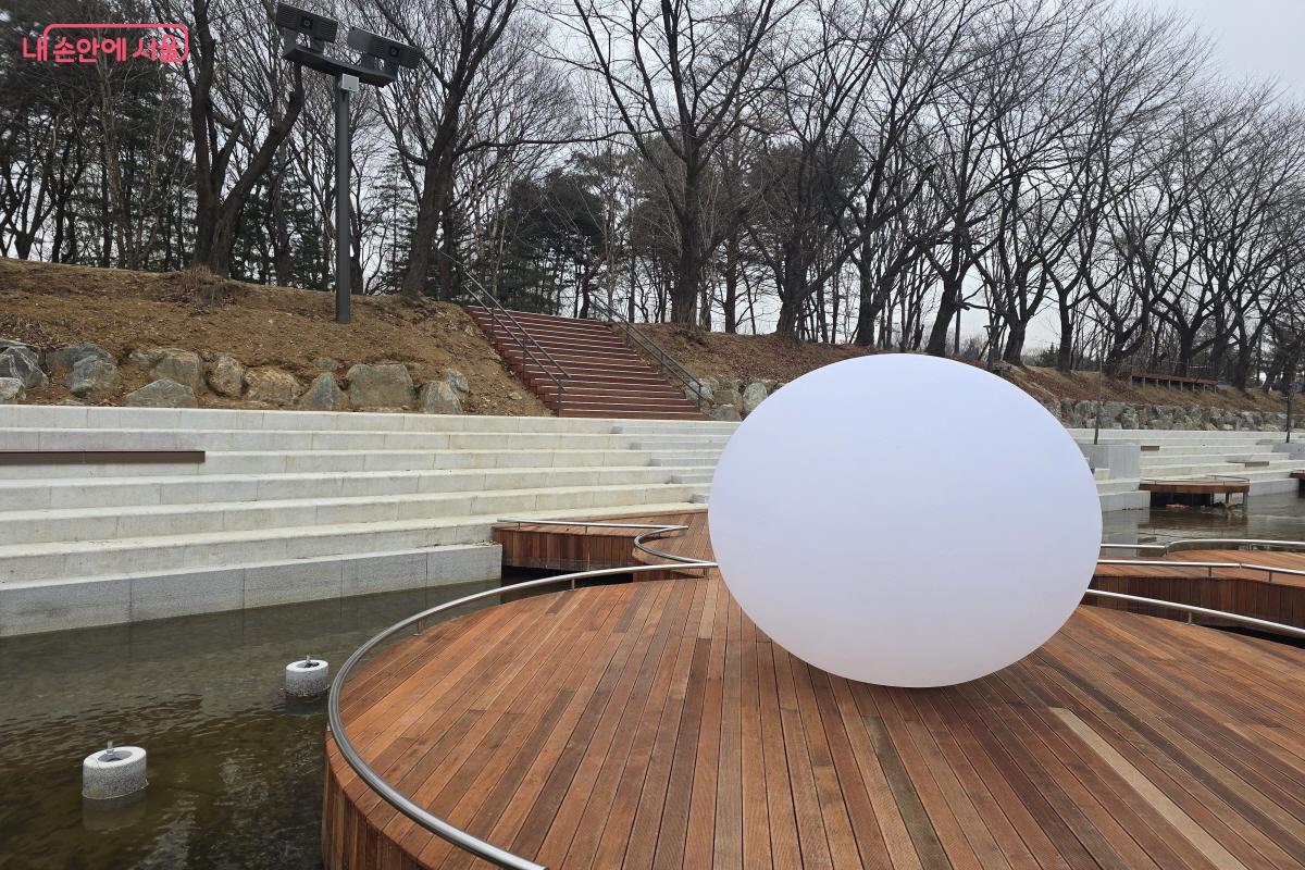 둥근 형태의 조형물 &lsquo;위시볼&rsquo; ⓒ조송연