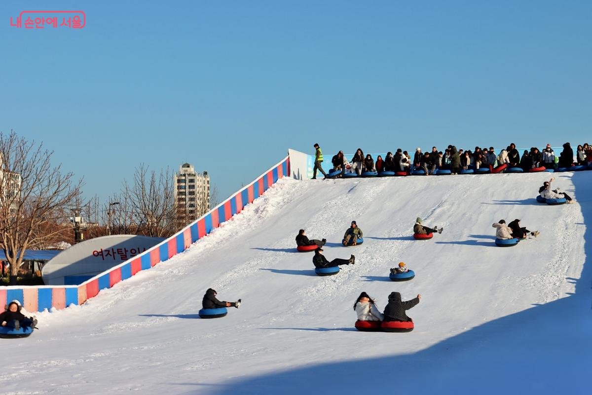 서울시가&nbsp;12월 31일부터 2026년 2월 18일까지&nbsp;뚝섬, 잠원, 여의도 한강공원 3곳에 눈썰매장을 동시 개장했다 . &copy;정향선