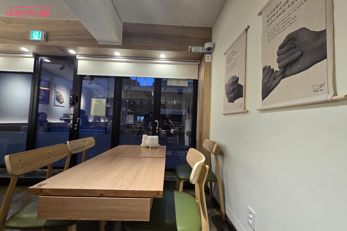 정갈한 인테리어가 눈길을 사로잡는다. &copy;조수연