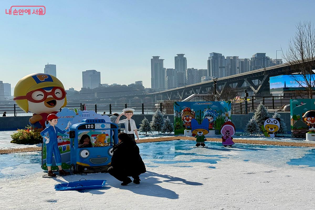 눈썰매장 한편에 마련된 '뽀로로 빌리지' 포토존에서 겨울 추억을 남기는 사람들 ©김미정