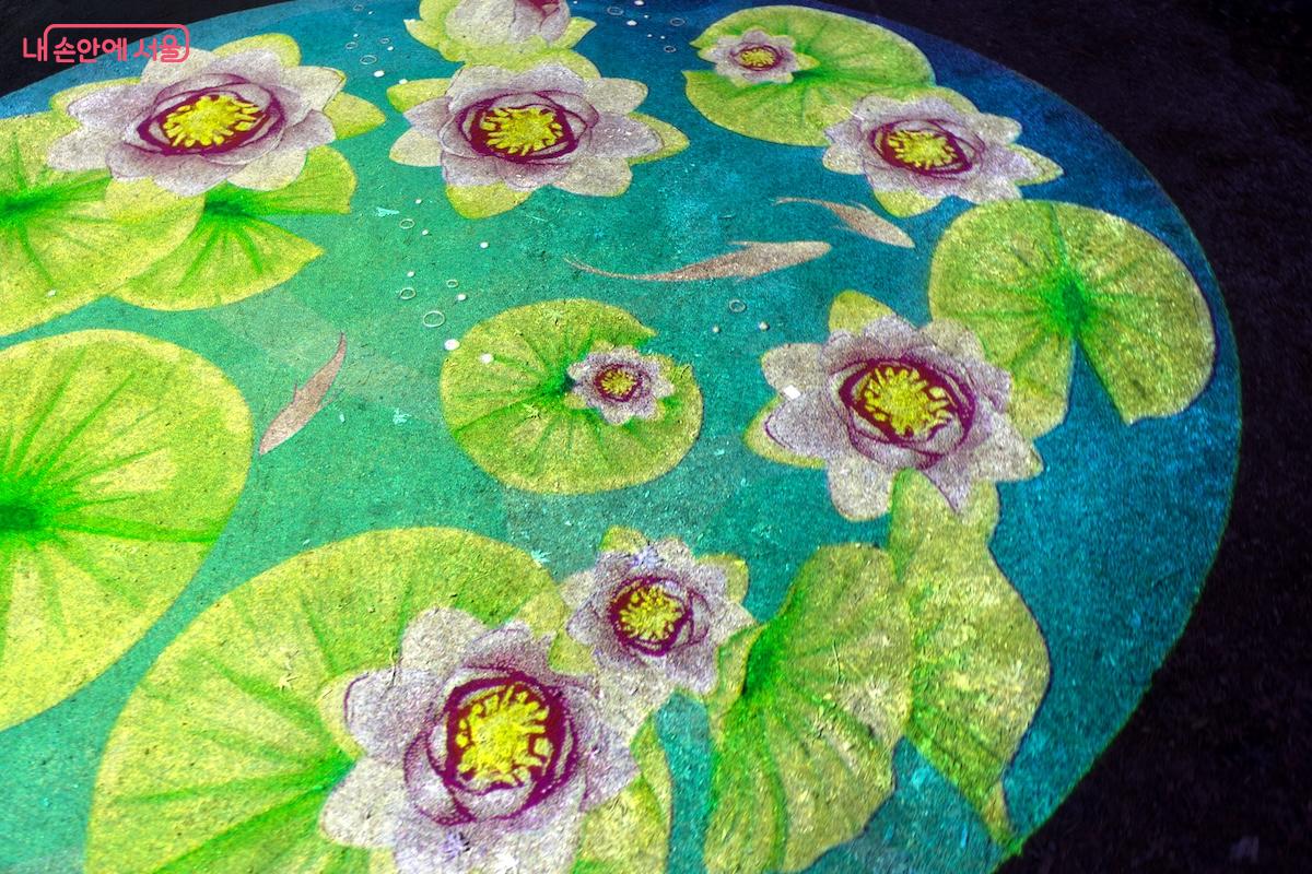 연잎 위를 걷고 있는 듯한 느낌이 드는 '물 위를 걷다' 작품 &copy;임중빈