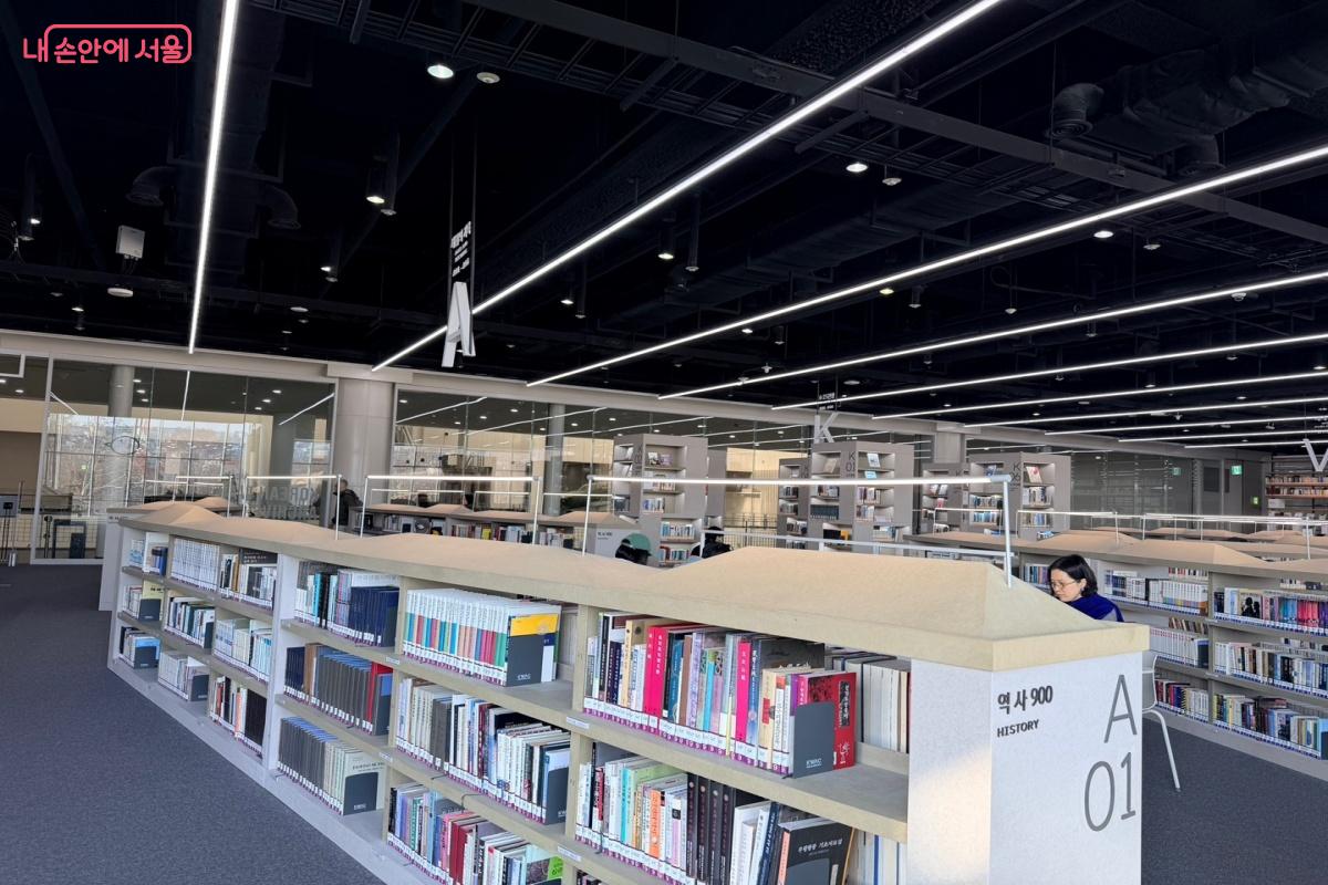 다양한 책들이 있어 어른들도 함께 읽어볼 수 있다.