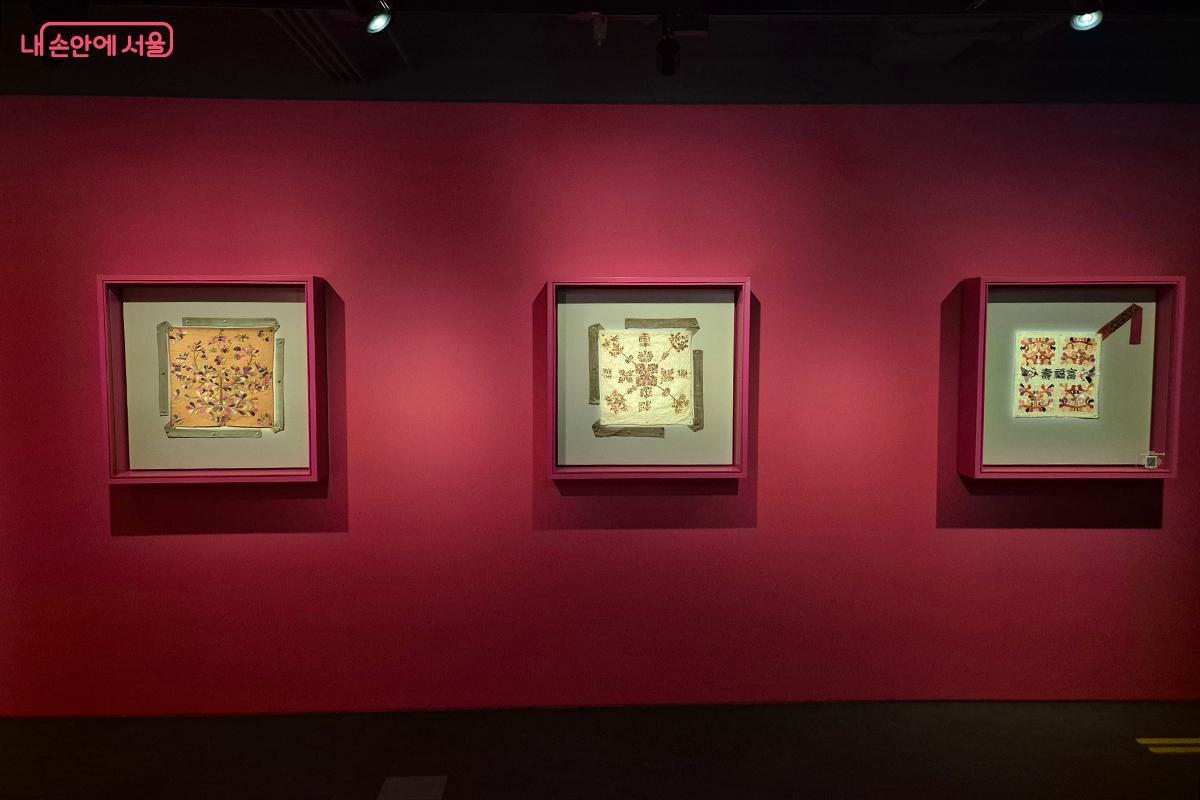 예단을 싸는 혼수보에는 술(장식실)을 달고 금전지(금박종이)를 덧대 화려함을 더했다. &copy;정향선