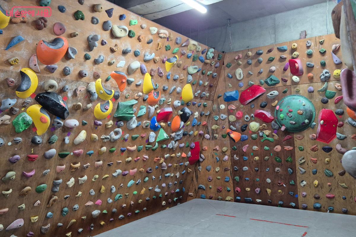 날씨에 관계없이 즐길 수 있는 실내 클라이밍장 &copy;정향선