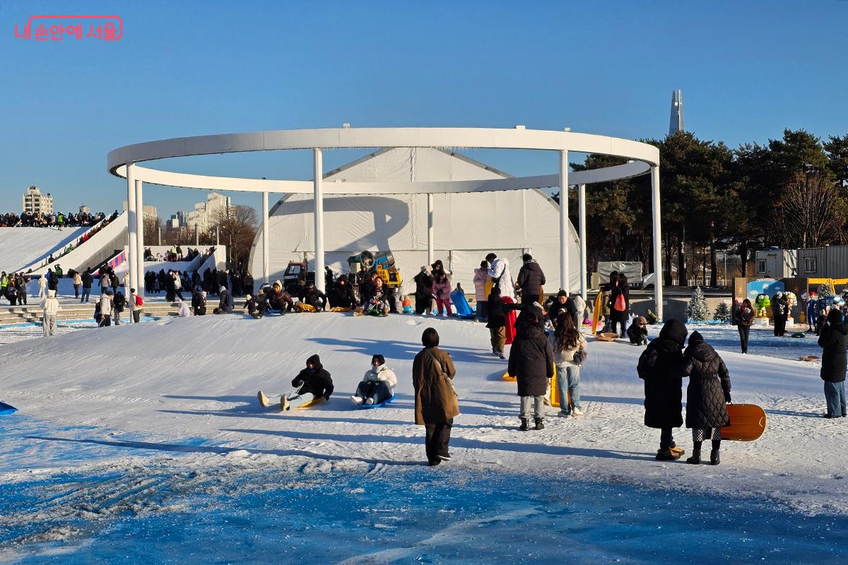뚝섬 한강공원 눈썰매장은 차가운 겨울 공기 속에 따뜻한 웃음과 사랑이 가득 피어나는 소중한 공간이었다. ©이혜숙