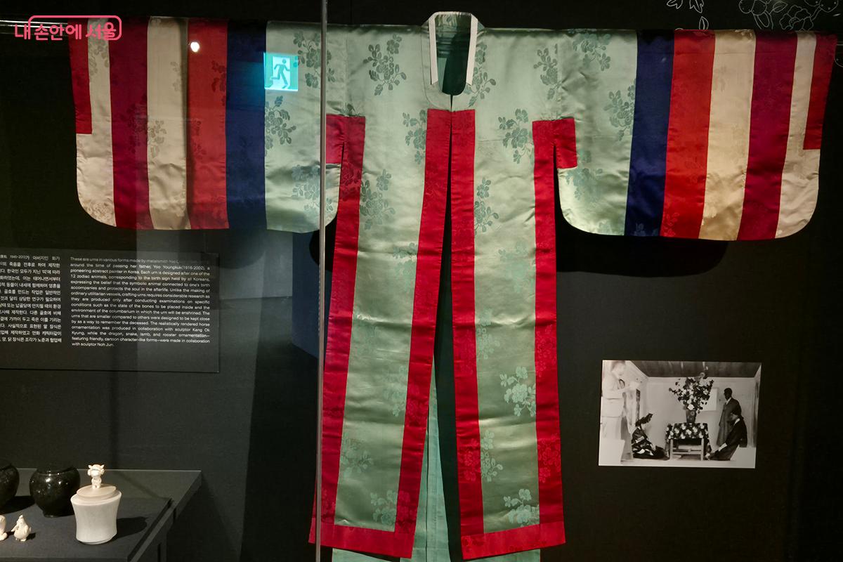 1935년에 신부 김선희 여사가 시인 김광균과 혼례 때 입었던 개성 지방의 혼례복 &copy;정향선