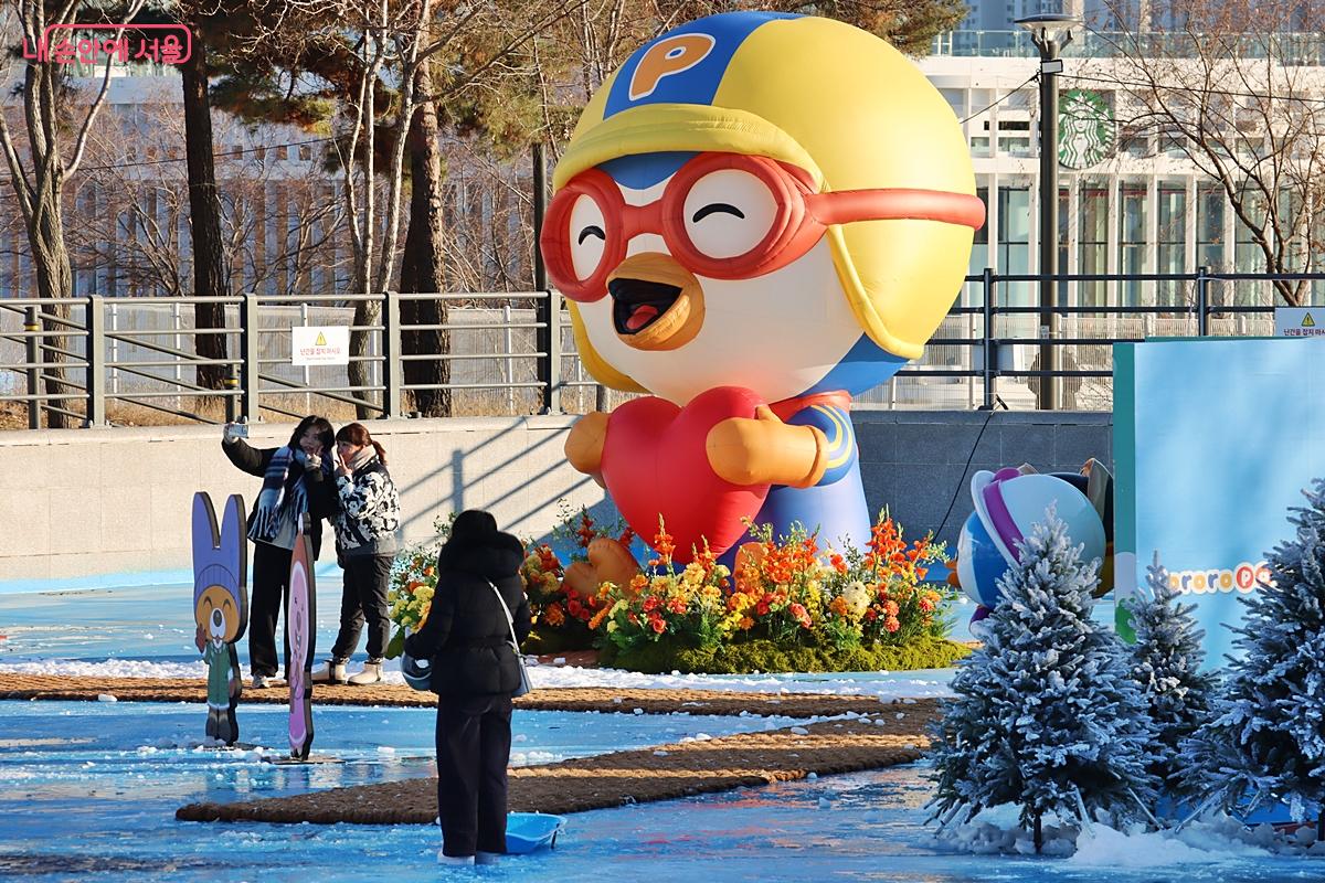 뽀로로 포토존 앞에서 특별한 겨울 추억을 담는 시간 &copy;정향선