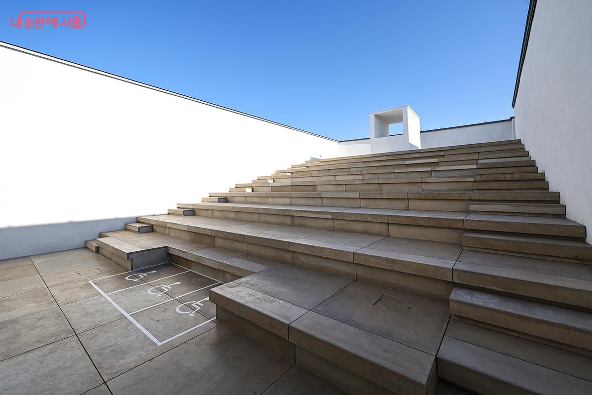 옥상에 마련된 야외 영화관 '시네마 스카이' &copy;김주연